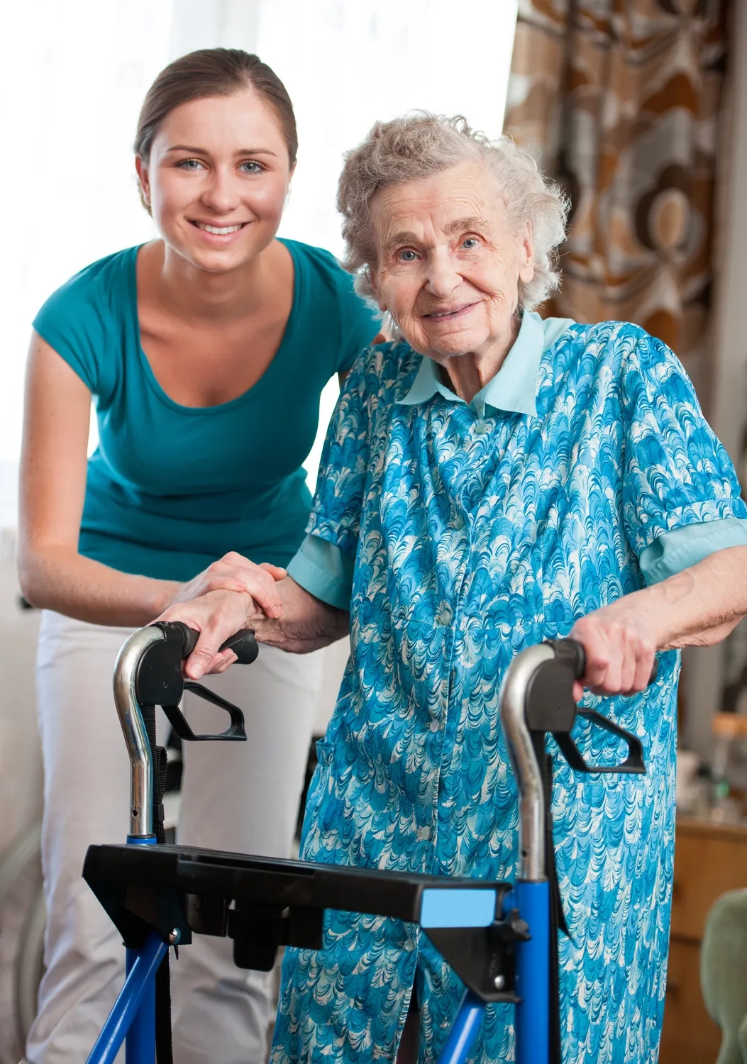 ALLTAGSBEGLEITUNG - Seniorin mit häuslicher Pflegekraft